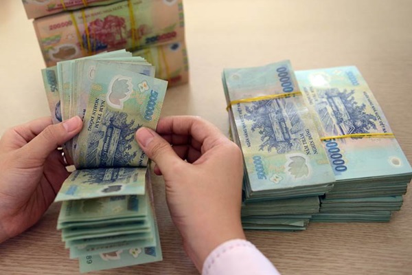 Năng lực và vị trí làm việc khác nhau tại ngân hàng sẽ có sự khác nhau về chế độ lương, thông thường cấp chuyên viên sẽ có mức lương thấp nhất. (Ảnh: Internet)