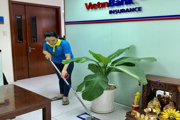 Nhân viên tạp vụ ngân hàng đảm nhận công việc giống như các nhân viên tạp vụ thông thường. (Ảnh: Internet)