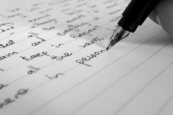 Chỉ nên viết đơn xin việc viết tay bằng mực xanh hoặc đen. (Nguồn: Internet)