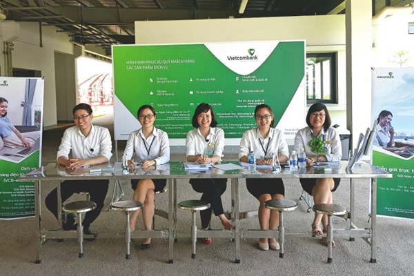Ứng viên hãy chọn trang phục công sở thanh lịch khi đi phỏng vấn ứng tuyển nhân viên ngân hàng. (Ảnh: Internet)